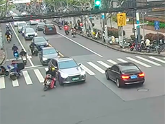 交警教科书式执法:转弯让直行 不懂也要担责