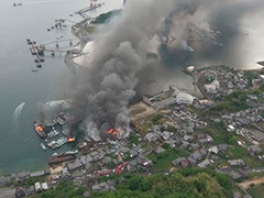 日本广岛县一船舶拆解厂发生火灾