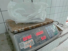加厚塑料袋接近二两 水产品称重暗藏猫腻