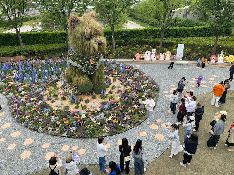 "潦草小狗"成沪上文旅新地标 市民游客期待永久保留