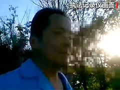 驾驶员高速路边摘槐花 遭民警劝阻