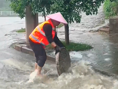 贵州凯里强降雨致城区积水 多部门抢险保畅通
