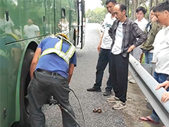 泉南高速长途大巴爆胎 救援人员迅速到场换胎