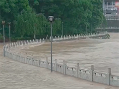 湖北鹤峰强降雨致河水暴涨 社区连夜转移群众