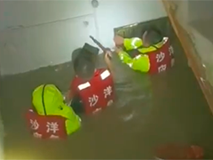 湖北沙洋强降雨致老人被困 救援人员连夜破门施救