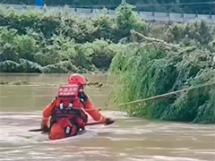 贵州福泉雨停水退 消防紧急转移被困群众