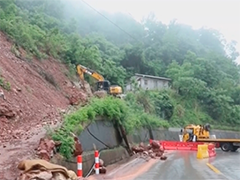 湖北恩施 强降雨致山体松动滑坡 相关部门紧急处置