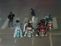 云南昭通 为了流量豁出去了 斑马线当舞台