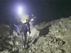 北京一家三口爬野山被困 消防雨夜救援