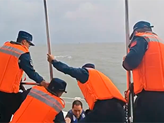 广西钦州6人因恶劣海况被困海上 海警紧急救援.