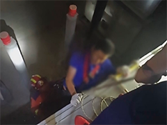 江西吉安 男子坠入电梯井 消防搭梯营救