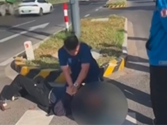 江苏镇江 老人突发疾病倒地 路过消防员紧急施救