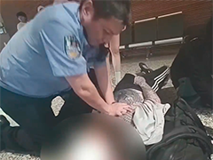 虹桥机场外籍旅客晕厥倒地 边检民警火速施救