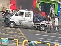 江西庐山货车街头起火 快递小哥组团灭火.