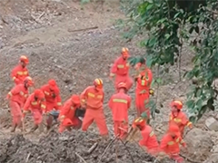 湖南石门 道路中断 消防徒步8小时转运被困老人