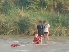 云南云县 突遇河水上涨两少年被困 消防紧急营救
