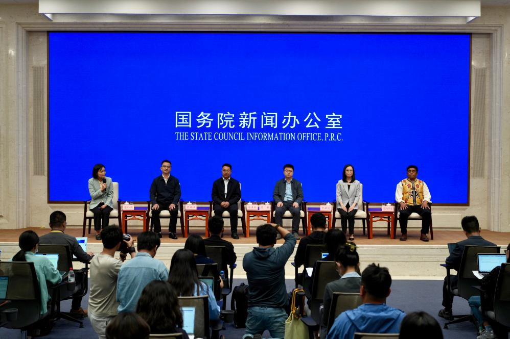国务院新闻办举行"新征程上的奋斗者"中外记者见面会