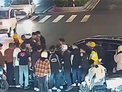江苏盐城 老人遇车祸被压车底 市民合力抬车救人