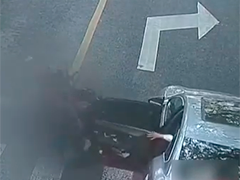 上学早高峰突发"开门杀"违停 未戴头盔都是隐患