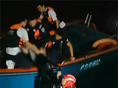 深圳女子深夜海边落水 消防迅速营救