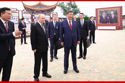 习近平同俄罗斯总统共同参观"传承中俄世代友好 树立大国关系典范"图片展