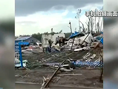 黑龙江明水突遭龙卷风袭击 造成房屋和车辆受损