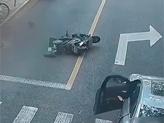 校门口违法停车 "开门杀"误伤他人