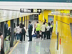 乘客突发晕厥 上海轨交迅速响应众人合力救助