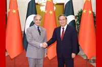 李强同巴基斯坦总理会谈