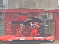 湖北广水 降雨导致人员被困 消防人员紧急救援