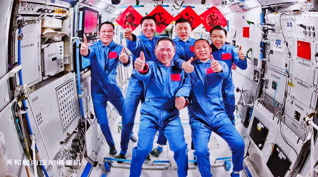 神舟二十三号载人飞船发射取得圆满成功 两个乘组航天员会师太空