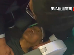 万米高空 医生夫妇联手抢救患病老人