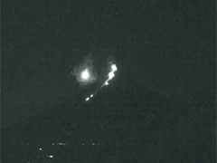 夜空突现火球 明亮流星划过菲律宾马荣火山上空