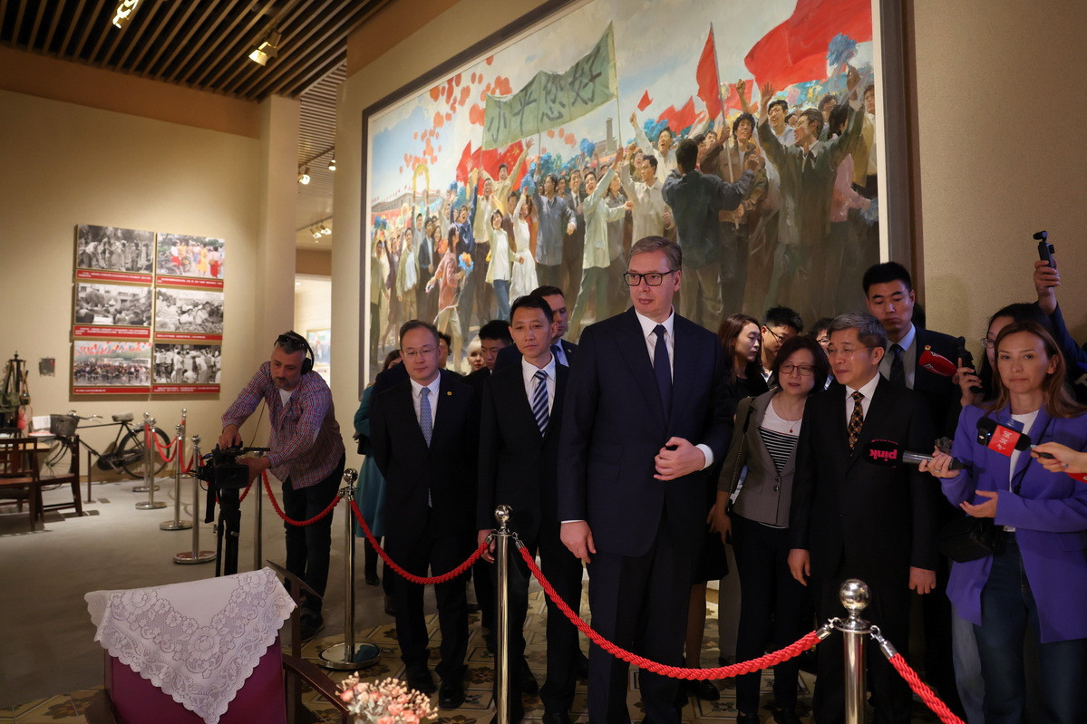 武契奇参观中国共产党历史展览馆