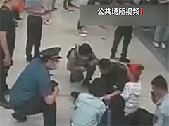 乘客地铁上突发心脏骤停工作人员紧急施救