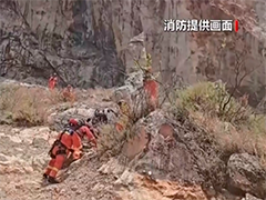 云南大理 男子进山寻无人机被困 消防紧急救援脱险