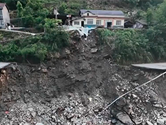 湖南石门持续降雨致县道损毁严重 武警官兵昼夜奋战抢通道路