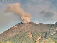 菲律宾坎拉翁火山喷发 灰柱高度达1200米