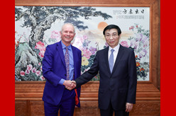 王沪宁会见英国跨党派议员代表团