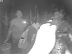 浙江余姚女子赶海被困芦苇荡 民警泥沼跋涉半小时成功营救