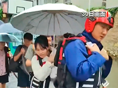云南文山强降雨引发积水山洪 群众出行受困被阻