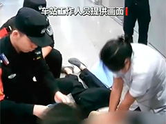 南京老人候车时休克 多部门接力救护