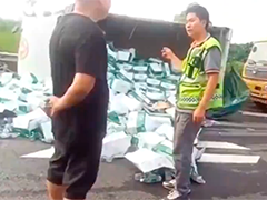 G50沪渝高速 超载700% 货车突遇爆胎后侧翻