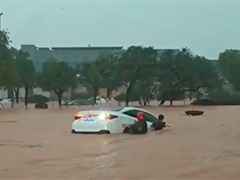 广东河源突降暴雨车辆被困 热心群众合力施救