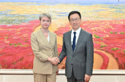 韩正会见英国外交大臣