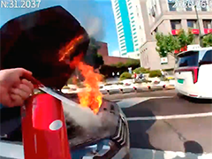 上海早高峰燃油车抛锚自燃 路口辅警及时处置