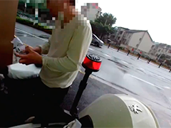 电瓶车误闯南浦大桥 民警护送安全过江