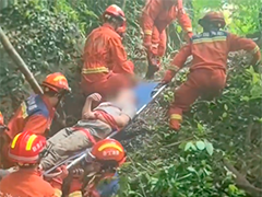 宁波男子登山突发疾病 消防紧急救援