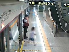 南宁孩童出行不慎走失 地铁民警火速寻人