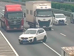 错过出口强行变道 小车"蛇形走位"险酿大祸